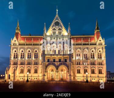 Nacht Blick auf die beleuchteten Gebäude des ungarischen Parlaments in Budapest. Ich nahm dieses Foto aus einem ungewöhnlichen Blickwinkel. Stockfoto