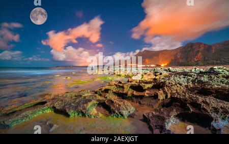 Nacht Blick auf das Naturschutzgebiet Monte Cofano. Vollmond und City Light in den Himmel. San Vito kap. Sicilia, Italien, Europa. Mittelmeer. Stockfoto