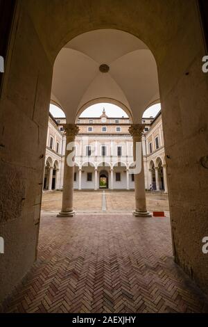 Blick auf den Innenhof mit Arkaden des Palazzo Ducale Stockfoto