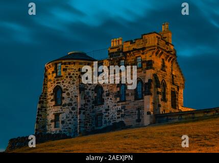 Sandstein Gebäude mit Bogenfenstern, Schornsteine und kreisförmige Seite auf dem Calton Hill, Edinburgh, Schottland. Stockfoto