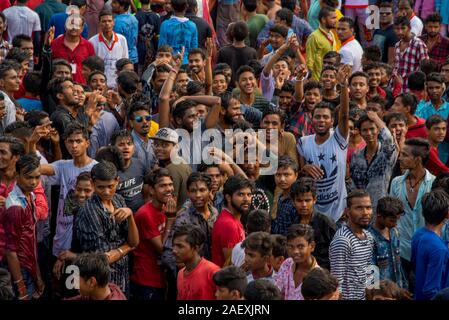 AMRAVATI, MAHARASHTRA, Indien - 8. SEPTEMBER 2018: die Masse der jungen Menschen Spaß und Tanz in der "Govinda" an Dahi Handi festival Gott K zu feiern. Stockfoto