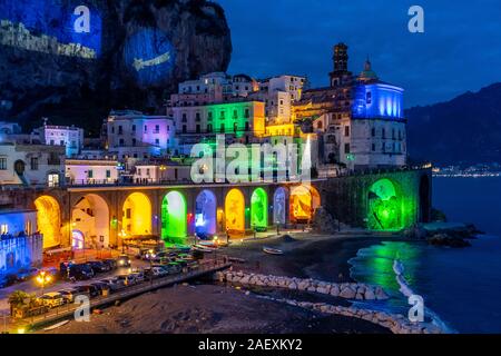 Farbige Weihnachtsbeleuchtung in Atrani, Atrani ist ein kleiner Ort an der Amalfiküste, Neapel, Italien. Stockfoto