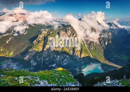 Blick auf Canyon Landro (Durrensee) See, im Morgennebel. Nationalpark Tre Cime di Lavaredo. Dolomiten, Südtirol. Lage Auronzo, Italien, Euro Stockfoto