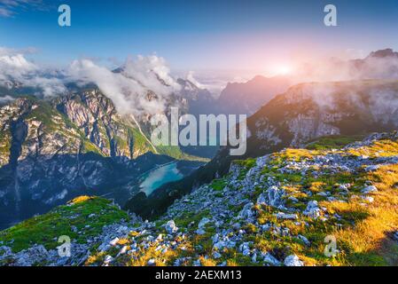 Ausblick von Canyon Landro (Durrensee) See, im Morgennebel. Nationalpark Tre Cime di Lavaredo. Dolomiten, Südtirol. Lage Auronzo, Italien, Euro Stockfoto