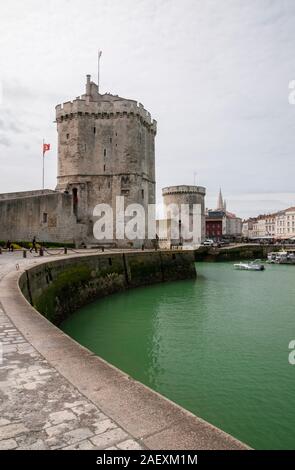 Turm Saint-Nicolas und die Kette Turm am Eingang des alten Hafens (Vieux Port), La Rochelle, Charente-Maritime (17), Nouvelle-Aquitaine Regio Stockfoto