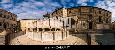 Panoramablick auf die Fontana Maggiore, ein mittelalterlicher Brunnen zwischen dem Dom und der Palazzo dei Priori befindet sich an der Piazza IV Novembre Stockfoto