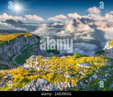 Sonnigen Sommermorgen in den nebligen Cadini di Misurina. Blick vom Monte Piana in Nationalpark Tre Cime di Lavaredo. Dolomiten, Südtirol. Locat Stockfoto