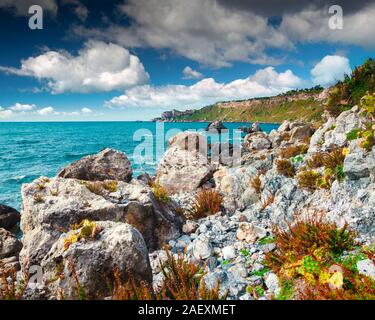 Sonnige Frühling Szene im Hafen und Kap Milazzo mit Naturschutzgebiet Piscina di Venere, Provinz Messinaб Sizilien, Italien, Europa. Auf mornnig Medite Stockfoto