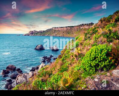 Bunte Feder Szene im Hafen und Kap Milazzo mit Naturschutzgebiet Piscina di Venere, Provinz Messina. Sonnenaufgang in Sizilien, Italien, Europa. Mor Stockfoto