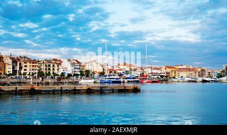 CAMBRILS, SPANIEN - Dezember 3, 2019: Ein Blick über den Hafen und die Uferpromenade von Cambrils, in der berühmten Costa Daurada Küste, Spanien, vom Meer aus gesehen Ich Stockfoto