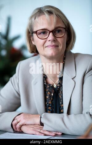 Berlin, Deutschland. 11 Dez, 2019. Anja Karliczek (CDU), Bundesministerin für Bildung und Forschung, sitzt in ihrem Büro im Bundesministerium für Bildung und Forschung in einem Interview mit der Deutschen Presseagentur. Quelle: Bernd von Jutrczenka/dpa/Alamy leben Nachrichten Stockfoto