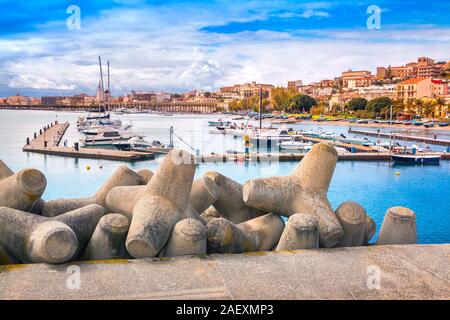 Hafen von Santa Maria Maggiore in der Altstadt von Milazzo, Sizilien, Italien, Medityrrhenian Meer, Europa. Retro Style. Stockfoto