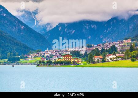 Auronzo di Cadore und den See in der Provinz Belluno, Venetien, Italien. Den italienischen Dolomiten. Sommer Farben auf einem bewölkten Tag. Stockfoto