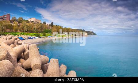 Panorama des Hafens von Santa Maria Maggiore in der Altstadt von Milazzo, Sizilien, Italien, Tyrrhenische Meer, Europa. Sonniger Frühlingstag. Stockfoto