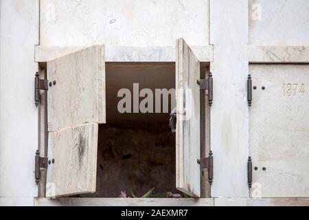 Columbarium in Prazeres Friedhof in Lissabon, Portugal. Stockfoto