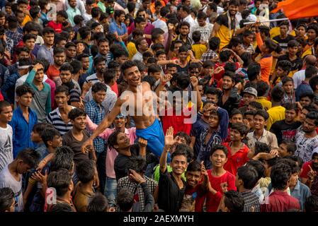 AMRAVATI, MAHARASHTRA, Indien - 8. SEPTEMBER 2018: die Masse der jungen Menschen Spaß und Tanz in der "Govinda" an Dahi Handi festival Gott K zu feiern. Stockfoto