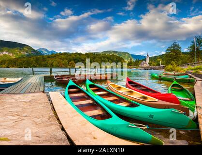 Bohinj See mit Booten und Kirche des Hl. Johannes des Täufers, des Triglav Nationalparks, die Julischen Alpen, Slowenien. Stockfoto