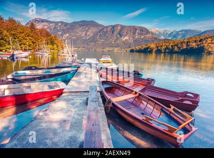 Farbenfrohe Sommer morgen auf der Bohinjer See mit Booten, Triglav Nationalpark, die Julischen Alpen, Slowenien. Lomographie Stilisierung und Instagram toning Effek Stockfoto