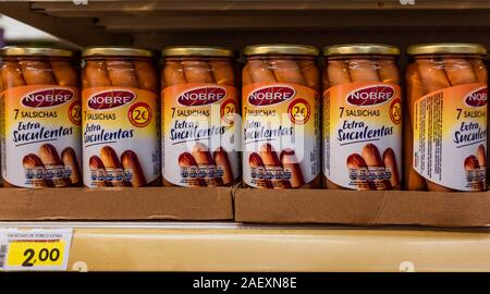 Konserven Türkei Wurstwaren produziert von portugiesischen Fleisch Produktion Firma Nobre auf einem Regal im Supermarkt. Stockfoto