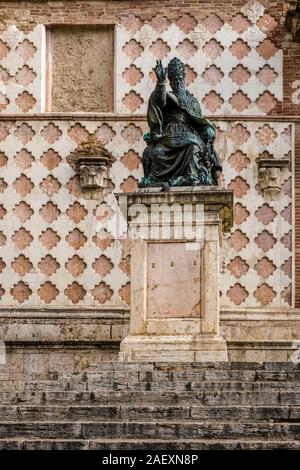 Die Statue von Papst Julius III., gestaltete von Vincenzo Danti, außerhalb von Perugia Kathedrale Stockfoto