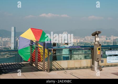 HongKong, China - November, 2019: Leute, die auf die Skyline von Hongkong Vom Peak Aussichtsplattform auf Peak Tower, die beliebteste Sehenswürdigkeit in H Stockfoto