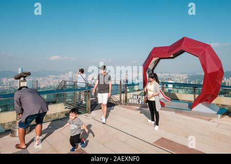 HongKong, China - November, 2019: die Menschen genießen den Blick auf die Skyline von Hongkong von der Spitze. Es ist die beliebteste Attraktion in Hongkong Stockfoto