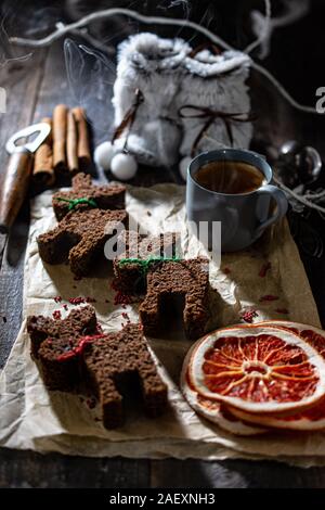 Weihnachten Lebkuchen auf einem geschmückten alten Tisch. Gesunde Dessert im Winter Abend. Fettarm essen Stockfoto