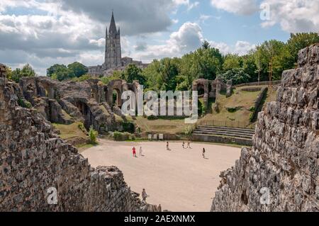 Ruinen der gallo-römischen Amphitheater (1. Jahrhundert) und Saint-Eutrope Kirche in Saintes, Charente-Maritime (17), Nouvelle-Aquitaine Region, Frankreich Stockfoto