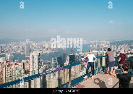 HongKong, China - November, 2019: die Menschen genießen den Blick auf die Skyline von Hongkong von der Spitze. Es ist die beliebteste Attraktion in Hongkong Stockfoto