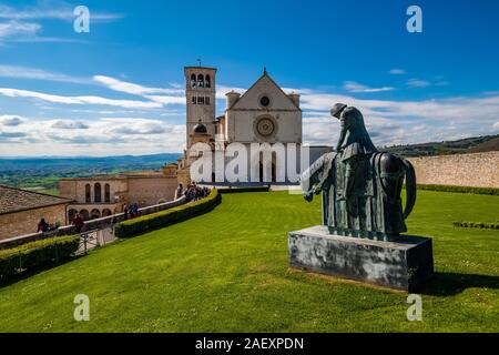 Statue des Hl. Franziskus auf dem Pferderücken vor der Basilika St. Franziskus Stockfoto