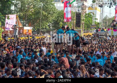 AMRAVATI, MAHARASHTRA, Indien - 8. SEPTEMBER 2018: die Masse der jungen Menschen Spaß und Tanz in der "Govinda" an Dahi Handi festival Gott K zu feiern. Stockfoto