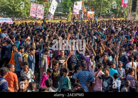 AMRAVATI, MAHARASHTRA, Indien - 8. SEPTEMBER 2018: die Masse der jungen Menschen Spaß und Tanz in der "Govinda" an Dahi Handi festival Gott K zu feiern. Stockfoto