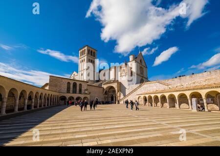 Basilika des Heiligen Franziskus von Assisi, von der unteren Plaza des Heiligen Franziskus gesehen Stockfoto