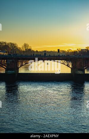 Brücke über den Fluss Clyde in Glasgow in Schottland mit Silhouettiert Ruderer im Hintergrund auf einem sonnigen Morgen Stockfoto