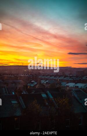 Sonnenaufgang hinter traditionellen Wohnhaus Wohnungen in Glasgow Schottland im Winter Stockfoto