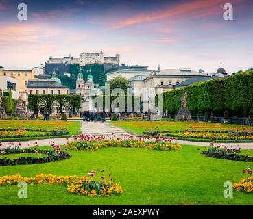 Am Abend Blick auf den Salzburger Dom und Alte historische Festung Hohensalzburg von Schloss Mirabell Garten. Sonnenuntergang in Österreich, Europa. Künstlerischen Stil po Stockfoto