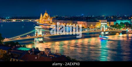 Nachtansicht des Parlaments und der Kettenbrücke in Pest Stadt. Bunte Abend Stadtbild von Budapest, Ungarn, Europa. Künstlerischen Stil nachbearbeitete Foto. Stockfoto