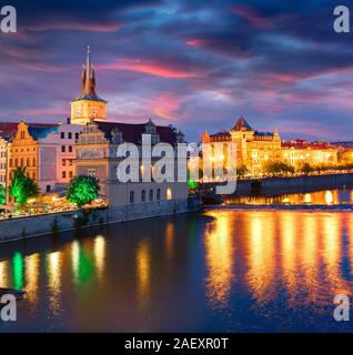 Bunte Abend Szene in der Altstadt von Prag. Blick von der Karlsbrücke zu Smetana Museum auf dem rechten Ufer der Moldau. Sonnenuntergang in der Hauptstadt Stockfoto