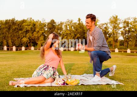 Junger Mann macht einen Vorschlag der Verlobung zu seiner Freundin Stockfoto