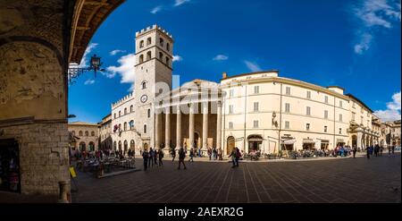 Panoramablick auf den Tempel der Minerva und der Palazzo del Capitano del Popolo befindet sich an der Piazza del Comune Stockfoto