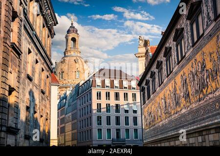 Sonnige Aussicht auf senter Dresden mit historischen Gebäuden und die Fuerstenzug (fürstenzug), ein riesiges Wandbild. Morgen im Sommer in die Hauptstadt der Sächsischen Stockfoto
