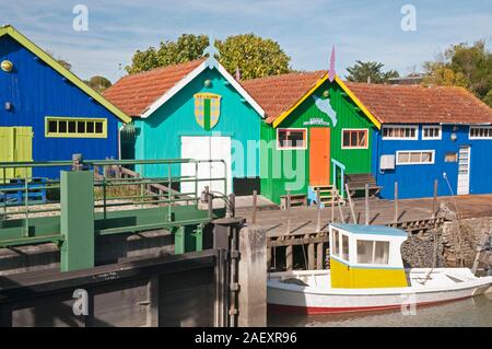 Bunte Fischerhütten und Boot, Ile d'Oleron, Charente-Maritime (17), Nouvelle-Aquitaine Region, Frankreich Stockfoto