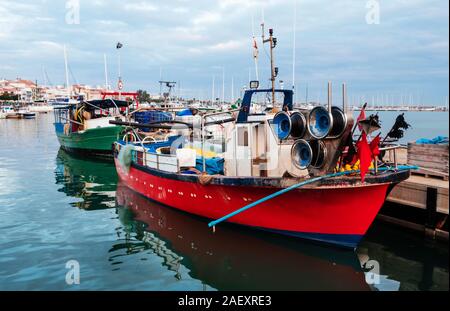 Ein Blick über den Hafen von Cambrils, in Katalonien, Spanien, im Winter Stockfoto