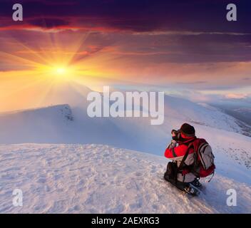 Fotograf nimmt ein Sonnenuntergang in den Bergen Stockfoto