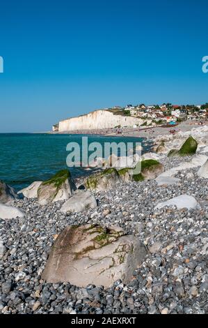 White Cliffs und Criel Kieselstrand im Sommer, Criel-sur-Mer Stadt am Meer, Seine-Maritime (76), Normandie, Frankreich Stockfoto