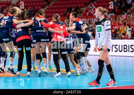 Kumamoto, Japan. 11 Dez, 2019. Handball, Frauen: WM 2019, Hauptrunde, Gruppe 1, 8. Spieltag, Norwegen - Deutschland: Meike Schmelzer (r) aus Deutschland übergibt die jubelnde norwegische Team enttäuscht. In Kumamoto, das DHB-Team unterlag Ihre letzte WM-Hauptrunde gegen Datensatz Europameister Norwegen mit 29:32 (16:17) und beendete die Gruppe I im vierten Platz mit 5:5 Punkten. Credit: Marco Wolf/wolf-sportfoto/dpa/Alamy leben Nachrichten Stockfoto