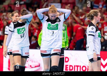 Kumamoto, Japan. 11 Dez, 2019. Handball, Frauen-WM 2019, Hauptrunde, Gruppe 1, 8. Spieltag, Norwegen - Deutschland: Die Deutschen Spieler Julia Behnke (l) und Meike Schmelzer (M) laufen über die Tonhöhe enttäuscht. In Kumamoto, das DHB-Team unterlag Ihre letzte WM-Hauptrunde gegen Datensatz Europameister Norwegen mit 29:32 (16:17) und beendete die Gruppe I im vierten Platz mit 5:5 Punkten. Credit: Marco Wolf/wolf-sportfoto/dpa/Alamy leben Nachrichten Stockfoto