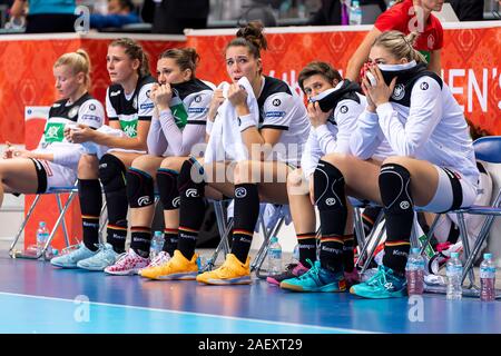 Kumamoto, Japan. 11 Dez, 2019. Handball, Frauen-WM 2019, Hauptrunde, Gruppe 1, 8. Spieltag, Norwegen - Deutschland: Die Deutschen Spieler Antje Lauenroth (L-R), Alicia Stolle, Julia Behnke, Emily Bölk, Ina Großmann und Luisa Schulze auf der Bank sitzen. In Kumamoto, das DHB-Team unterlag Ihre letzte WM-Hauptrunde gegen Datensatz Europameister Norwegen mit 29:32 (16:17) und beendete die Gruppe I im vierten Platz mit 5:5 Punkten. Credit: Marco Wolf/wolf-sportfoto/dpa/Alamy leben Nachrichten Stockfoto