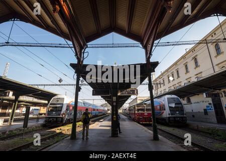 Prag, Tschechien - 31. OKTOBER 2019: Plattformen der Masarykovo Nadrazi Bahnhof mit Zügen für Ceske Drahy CD und KZC verlassen. Masaryk Bahnhof St Stockfoto