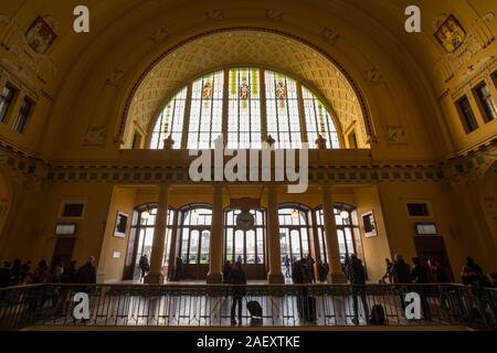 Prag, Tschechien - 31. OKTOBER 2019: Historische Halle von Praha Hlavni Nadrazi Bahnhof, in Prag, mit Passagieren vorbei und wartet. Es ist eine LAN Stockfoto